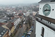 Stavba kanalizace omezí parkování na náměstí