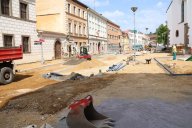 Stavbaři chystají dláždění okolí kostela. Průchod bude dočasně uzavřen
