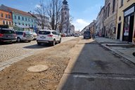 Frézování asfaltu na dolní straně náměstí omezí parkování