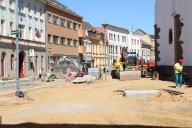 Stavbaři chystají dláždění okolí kostela, průchod bude dočasně uzavřen