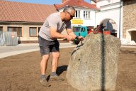Kámen na Šebestiánském náměstí rozkvete
