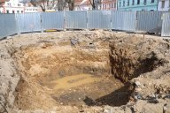 Stavbaři budou montovat nádrž a žádají řidiče o dodržování zákazu parkování