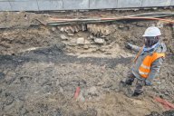 Kamenné ostění a dřevěný vodovod. Archeologové dokončili výzkum pod radnicí