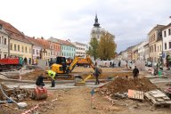 Dlažba postupuje před radnici, na řadu brzy přijdou i nové lípy