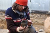 Archeologové ze země vytáhli celé hrnce i kachel s českým lvem