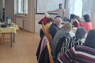 Senioři se naučili ovládat chytré telefony