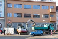 Stavba se po vynucené přestávce znovu rozběhla