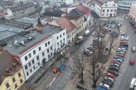 Stavba kanalizace omezí parkování na náměstí