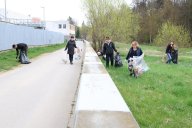 Dobrovolníci navlékli rukavice a vyrazili do terénu