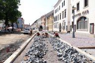 Náměstí dostává novou dlažbu