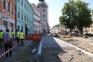 Na náměstí přibývá dlažba i podzemní kontejnery