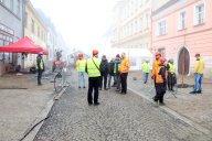 Stavbaři dokončují Komenského ulici